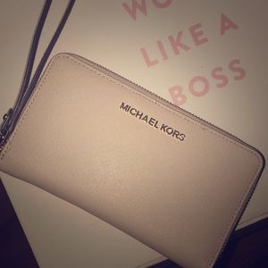 BRAND NEW, AUTHENTIC MICHEAL KORS WALLET